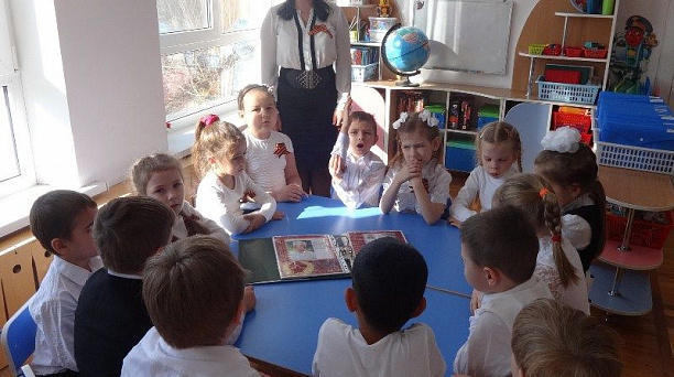 В детском саду № 104 завершили создание фотоальбомов и фотогазет «Гордись, отчизна, славными сынами!».