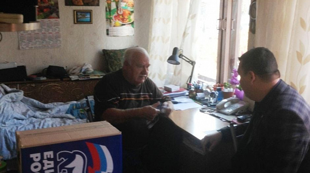 Депутат гордумы Дмитрий Оберемченко поблагодарил инвалидов Фестивального микрорайона за большую общественную работу