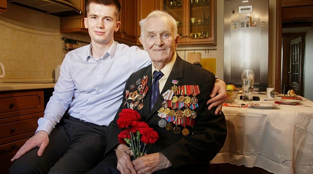 Медаль «75 лет Победы в Великой Отечественной войне» и звание Почётного гражданина Краснодара вручили Александру Чугаеву