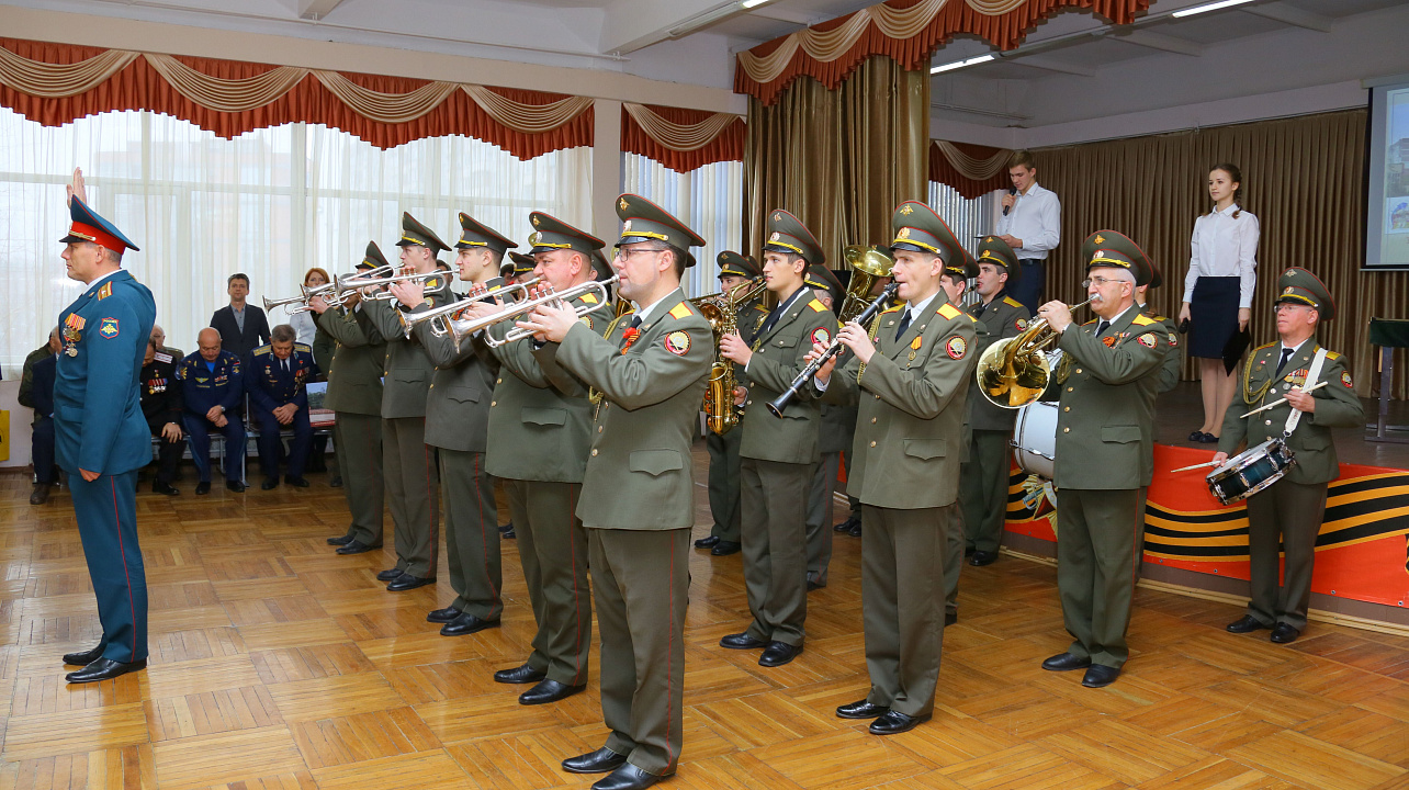 Школе Западного округа торжественно вручили знамя