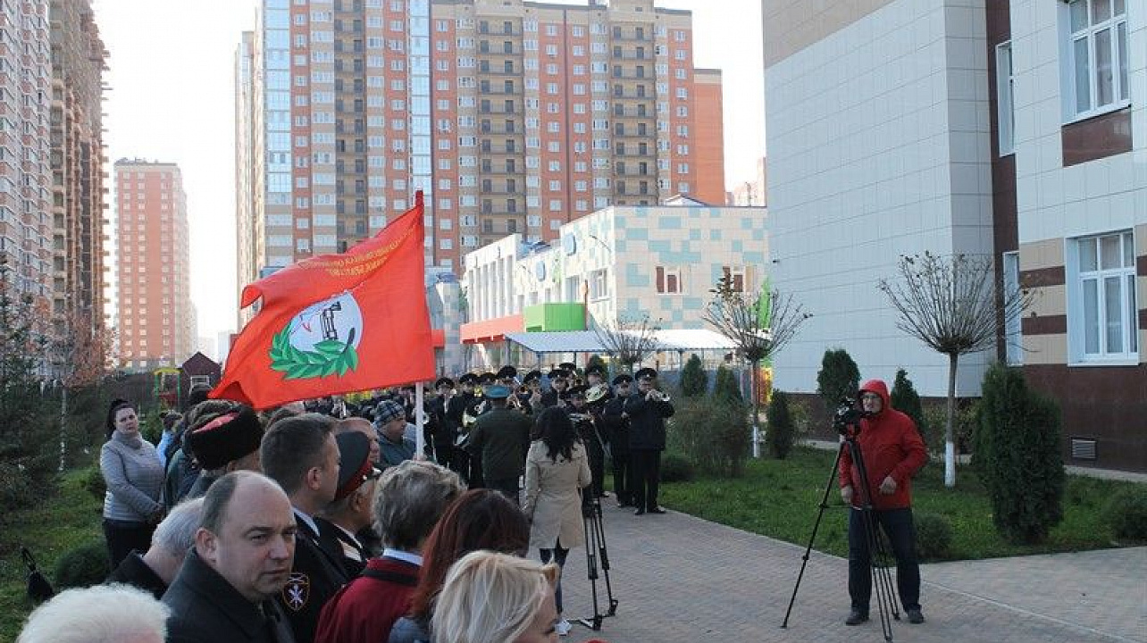 14 ноября в школе №102 открыли бюст Герою СССР Георгию Бочарникову.jpg