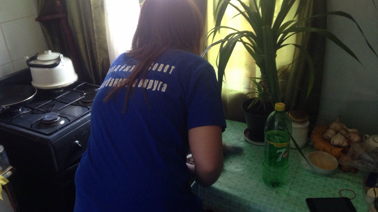 Молодые патриоты Прикубанского округа оказали помощь ветерану войны