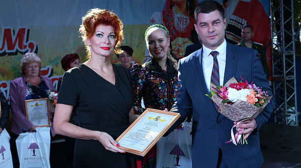 В день города глава Прикубанского округа Александр Журавлев наградил жителей округа за достижения и посетил выставку национальных культур