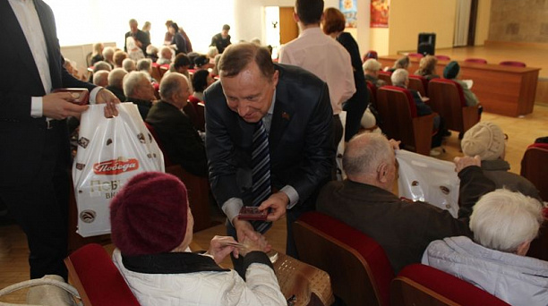 В администрации Центрального округа  проходят торжественные вручения юбилейных медалей