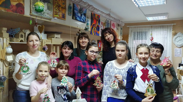 В помещении территориального центра № 19 прошел мастер-класс «Смастери игрушку сам и поверишь в чудеса»