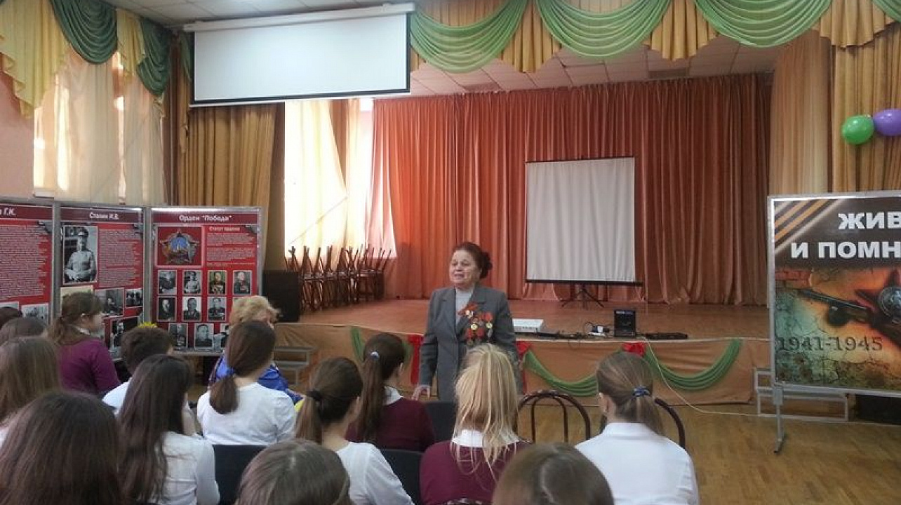 Передвижная художественная выставка «Живи и помни» прошла в школе № 55 Западного округа