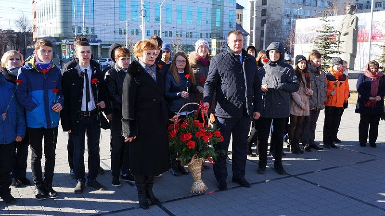 Глава администрации Западного округа принял участие в торжественном возложении венков и цветов к Огню Вечной Славы на площади памяти Героев