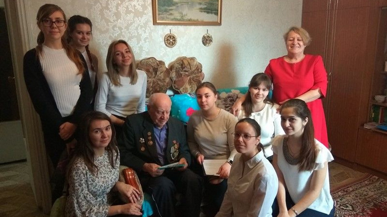 Студенты КубГУ поздравили ветеранов с днем защитника Отечества.jpg
