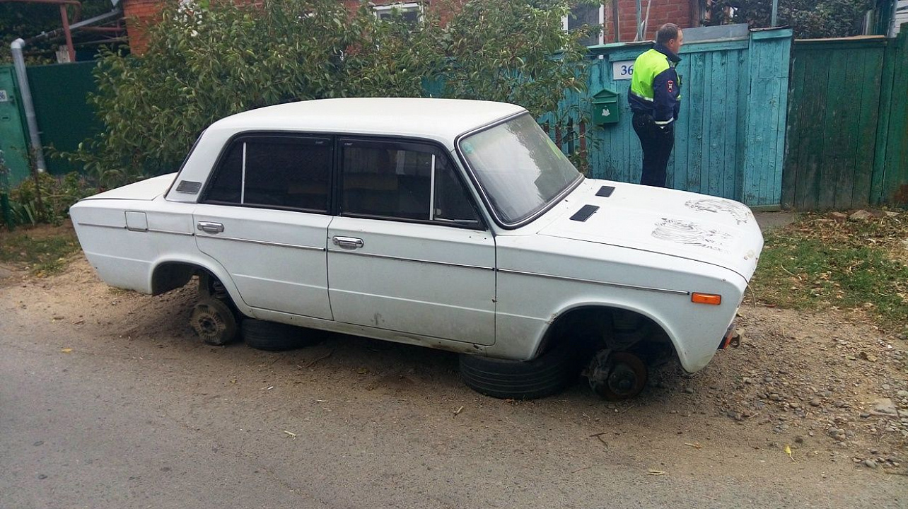В Западном округе продолжается мониторинг улиц с целью выявления и уборки транспортных средств, брошенных собственниками