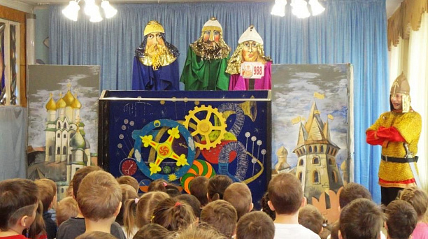 Спектакль о русских богатырях показали своим подопечным педагоги детского сада №177