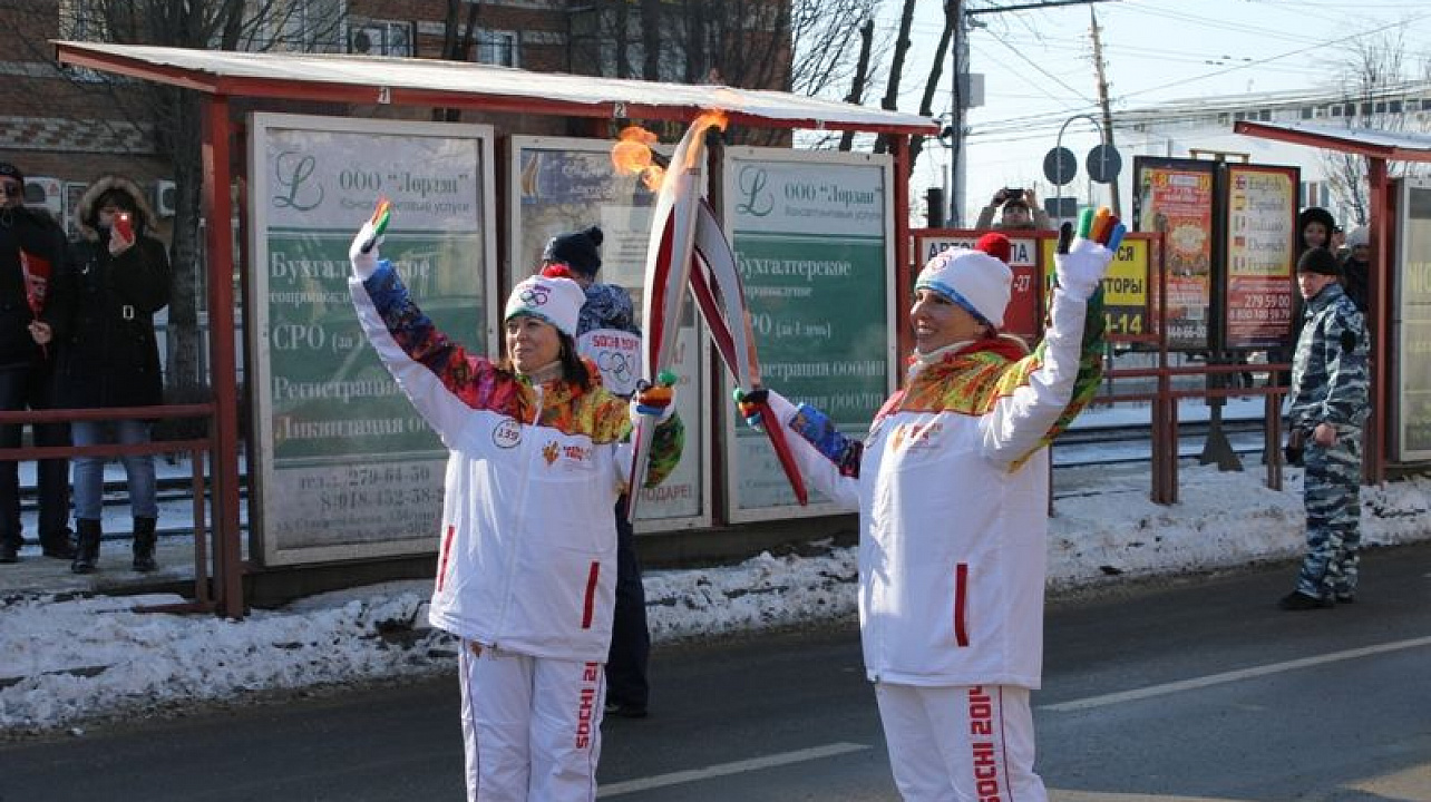 Жители Центрального округа встретили Олимпийский огонь