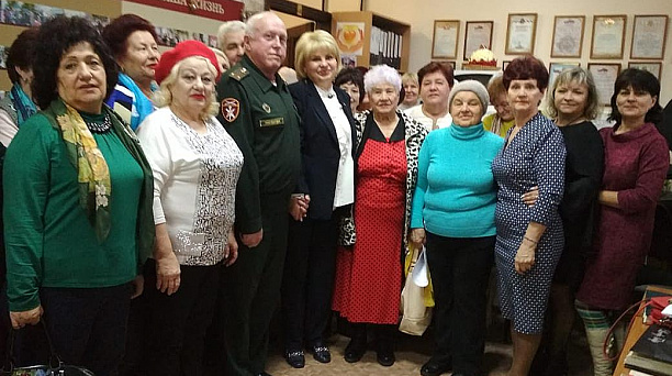 Анна Ольховая организовала выезд ветеранов в памятное место в посёлке Безымянном в рамках акции «Вспомнить всех поименно»