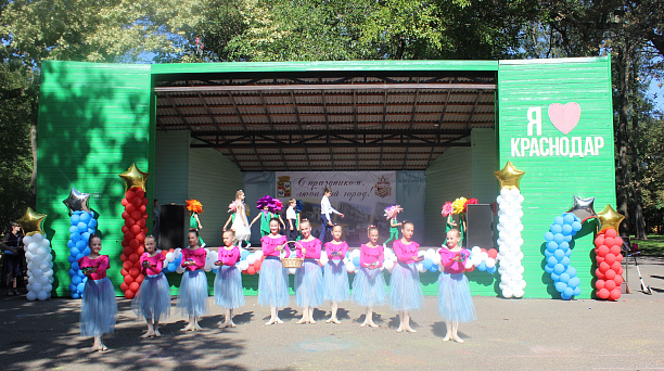 В Чистяковской роще прошел окружной театрализованный праздник, посвященный Дню города