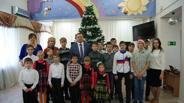 Глава Западного округа поздравил с наступающим Новым годом детей из детского дома "Рождественский"