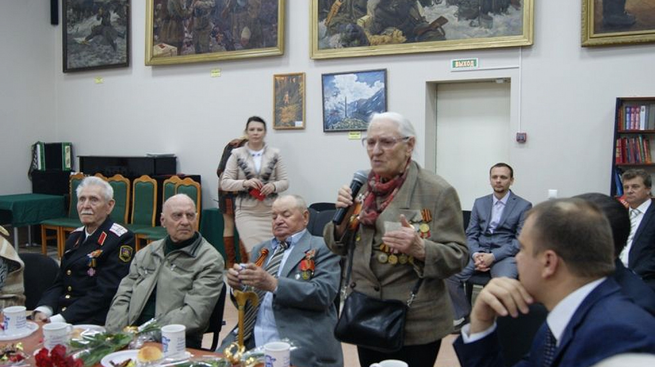 Глава Западного округа  Дмитрий Логвиненко вручил медали ветеранам