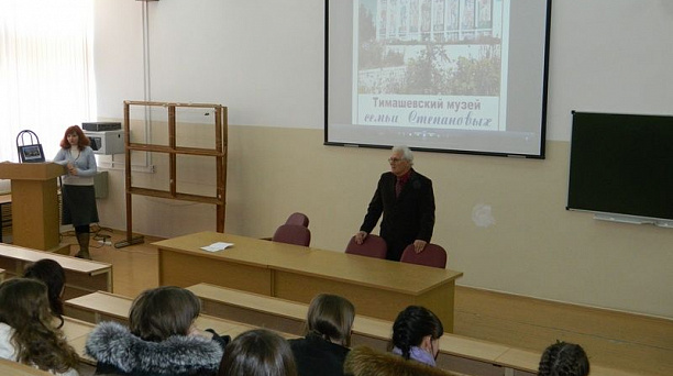 Для студентов Центрального округа прошла выставка семьи Степановых