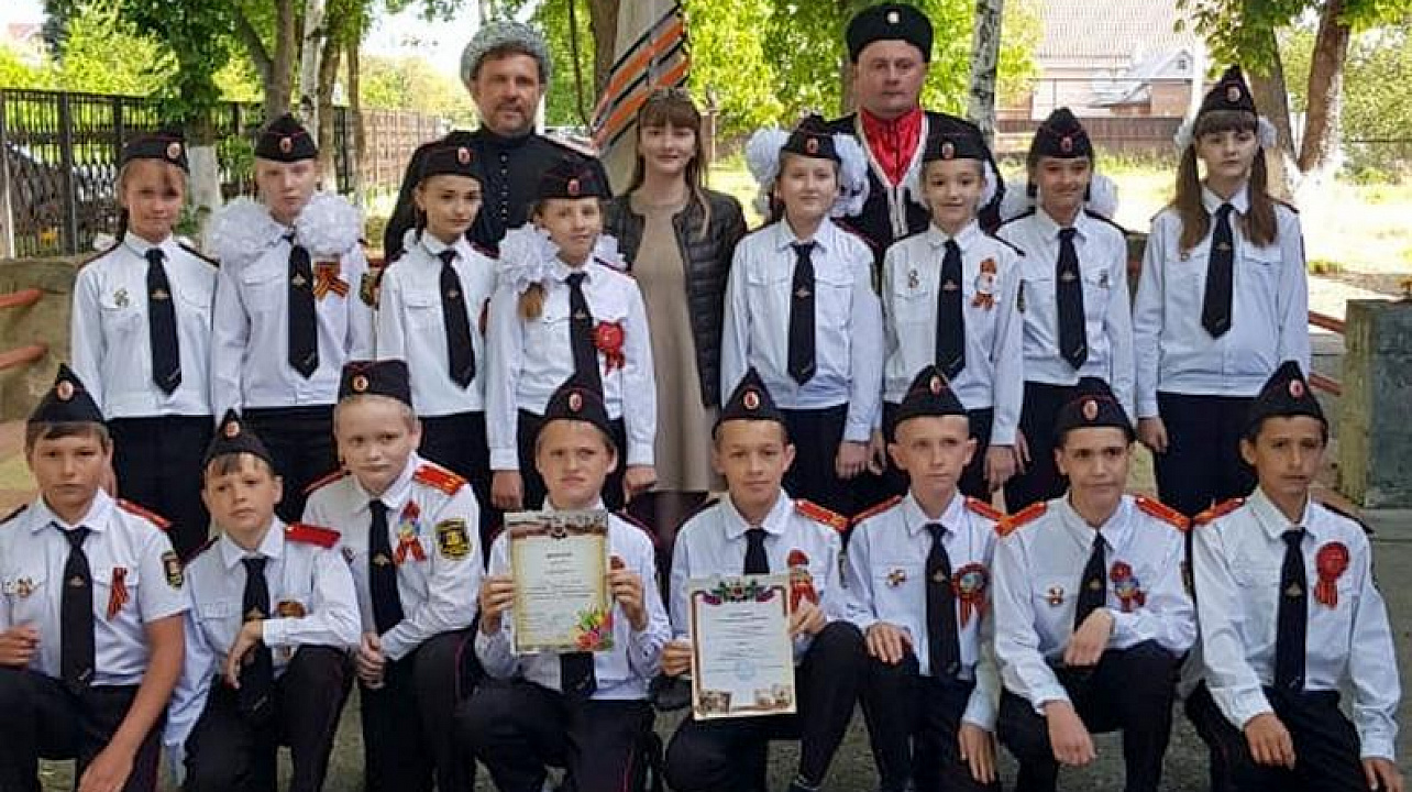 Бравые казачата в строю, да с песней!