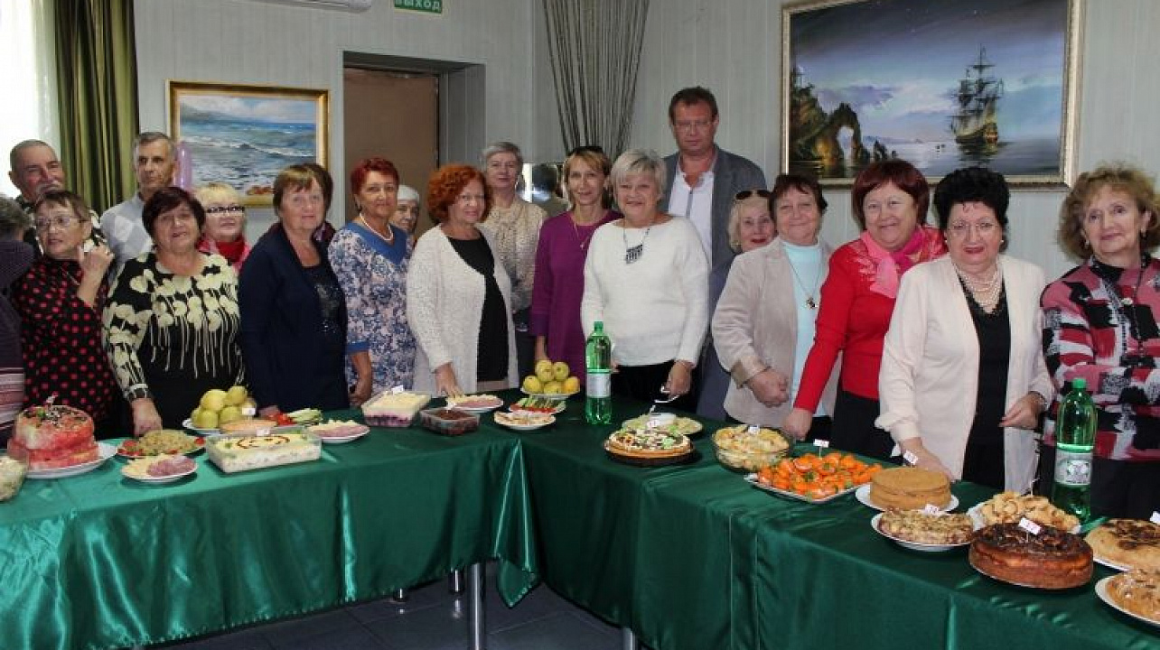 Ежегодный кулинарный конкурс, посвященный Дню пожилого человека, прошел в общественной организации пенсионеров, инвалидов Западного округа.jpg