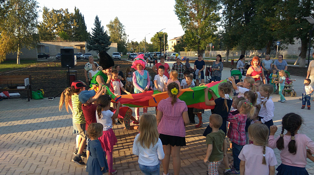 Новый сквер и праздничный концерт – подарок жителям поселка Лазурного