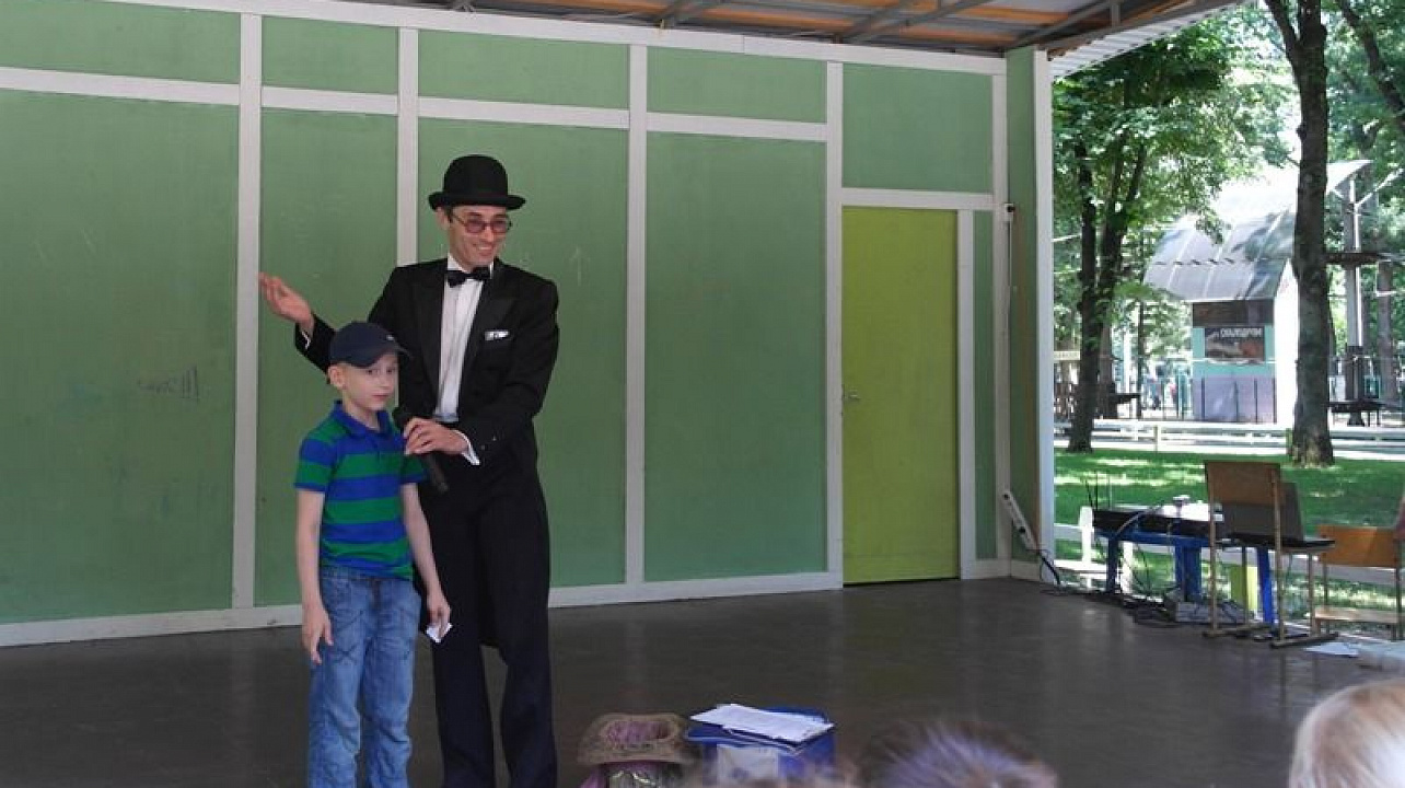 В Центральном округе прошло два мероприятия, посвященных 217-й годовщине со дня рождения великого русского поэта А.С. Пушкина.   На главной площадке Чистяковской рощи прошел литературно-музыкальный праздник. Присутствующие говорили о поэте, о его судьбе и