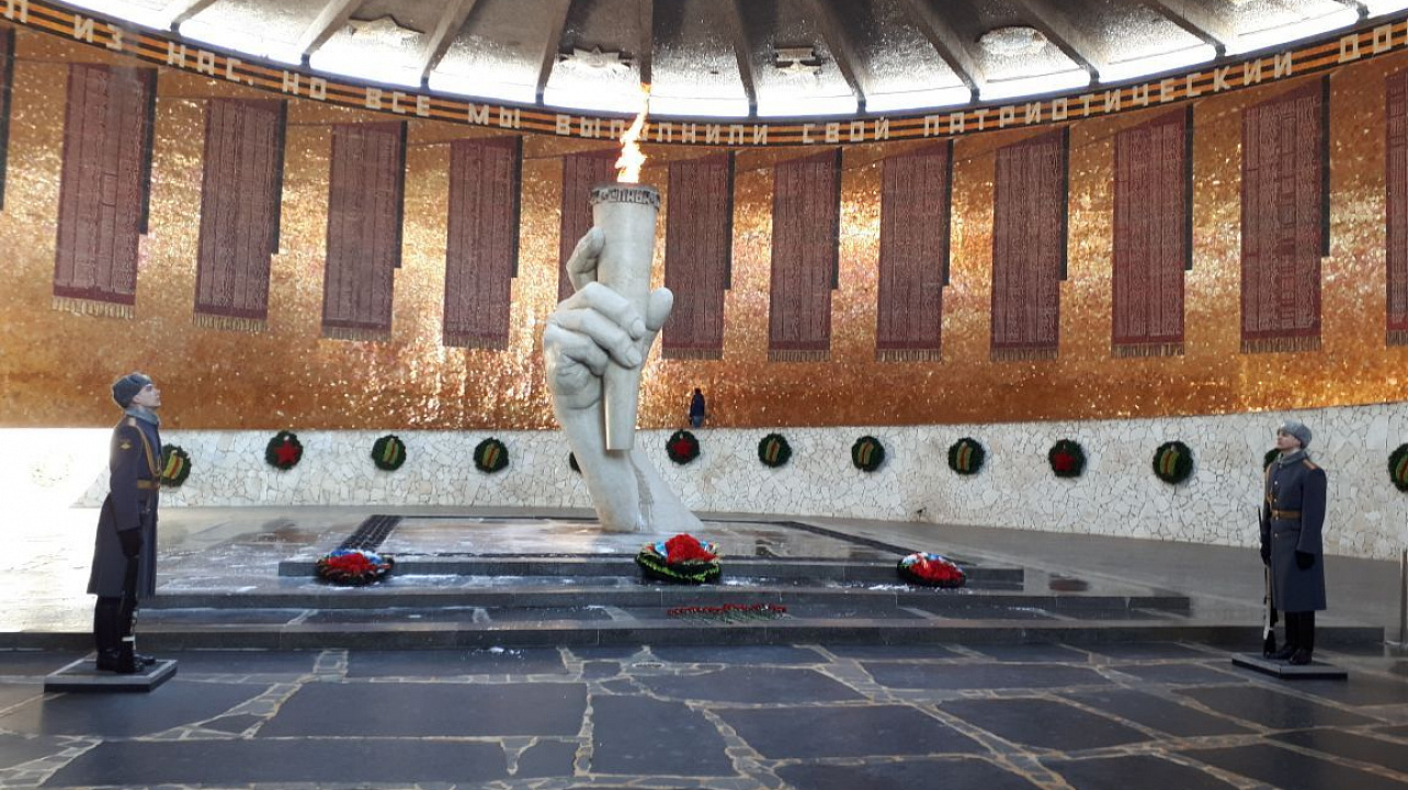 Школьники Западного округа совершили экскурсионную поездку по местам боевой славы города-героя Волгоград