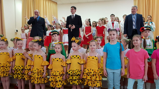 Актив общественности одномандатного избирательного округа №22 поздравили с наступающим Международным женским днем!