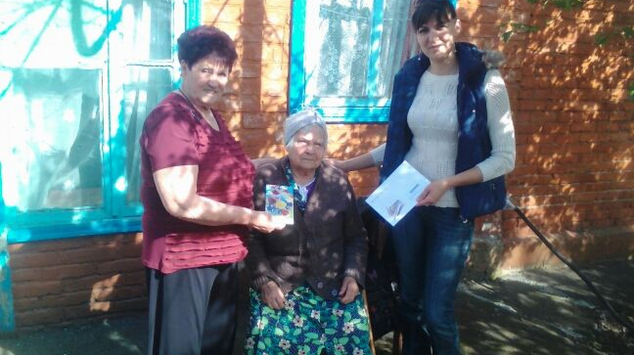 В избирательном округе № 20 поздравили с юбилеем жительницу Лазурного