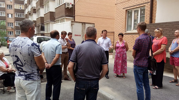 Депутат городской Думы Краснодара Андрей Раззоренов встретился с жителями мкр. Музыкальный