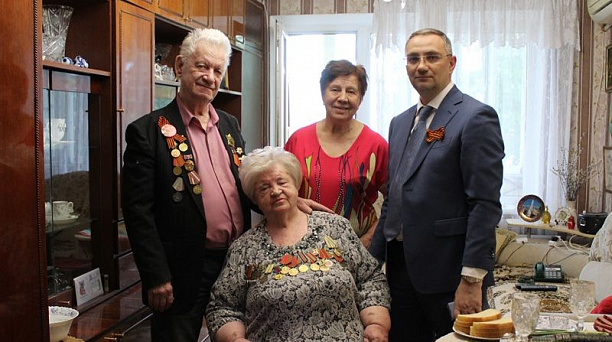 Жительницу блокадного Ленинграда Екатерину Максимову поздравили с Днем Победы