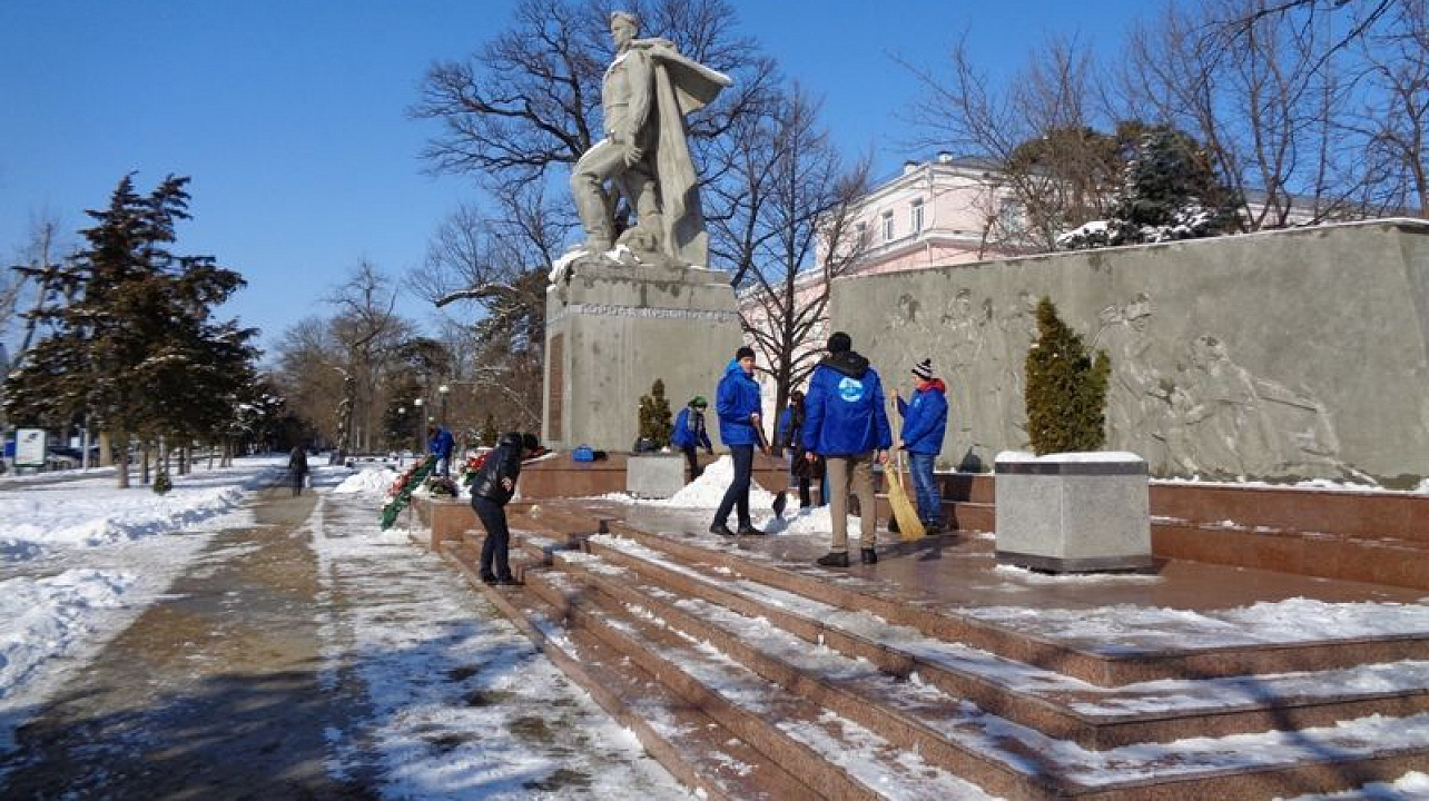В Центральном округе от снега очистили памятник Воинам-освободителям Краснодара