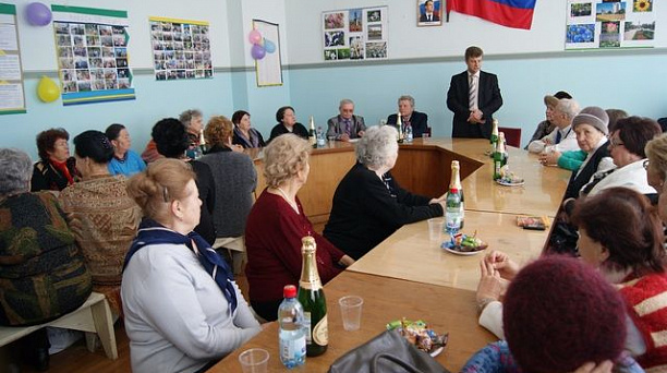 Международный женский день отметили в окружном совете ветеранов