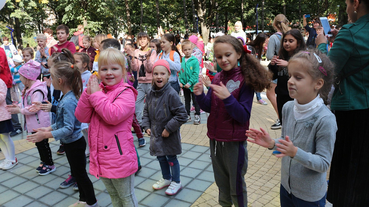 В день города глава Прикубанского округа Александр Журавлев наградил жителей округа за достижения и посетил выставку национальных культур