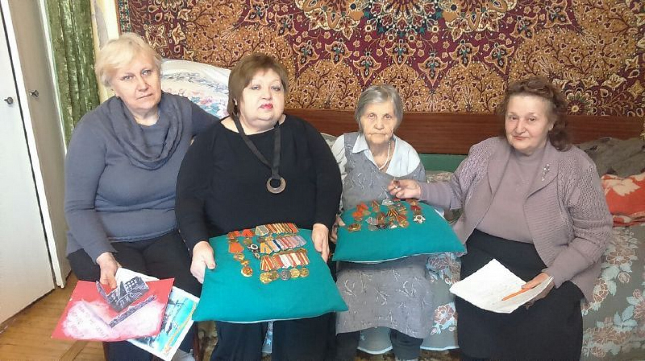 В Центральном округе участницу Сталинградской битвы Малышко Марию Андреевну поздравили на дому