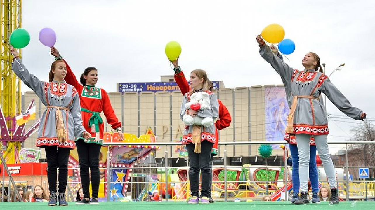 100 юных прикубанцев из Центра детского творчества сделали новогодний подарок горожанам