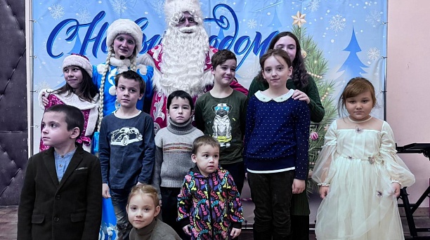 В Центральном округе с наступающим Новым годом поздравили детей, нуждающихся в особой заботе государства 