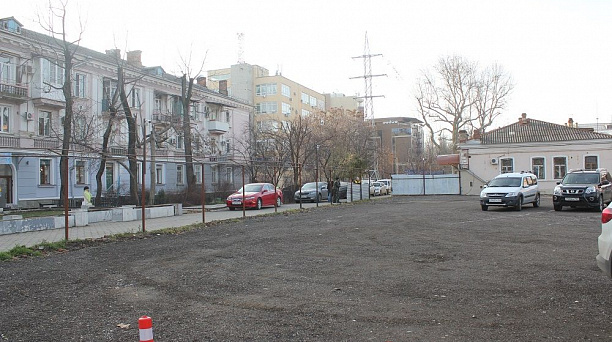 В районе ул. Красной и ул. им. Хакурате в Краснодаре демонтируют забор вокруг территории старого Дома быта