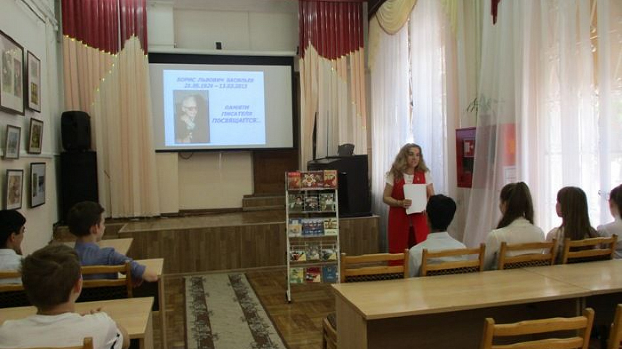 В библиотеке Западного округа прошла литературно-музыкальная гостиная «А зори здесь тихие…»