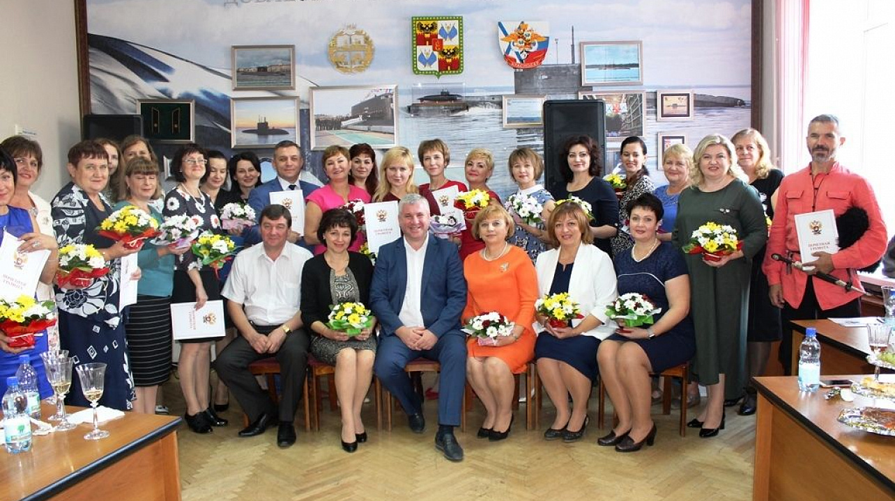 Педагоги Западного округа принимают поздравления с профессиональным праздником