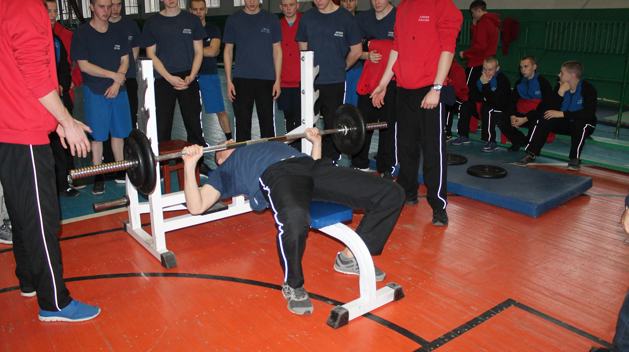 Соревнования по гиревому спорту и жиму штанги лежа среди курсантов 1-го курса Краснодарского военного училища имени генерала армии С.М.Штеменко