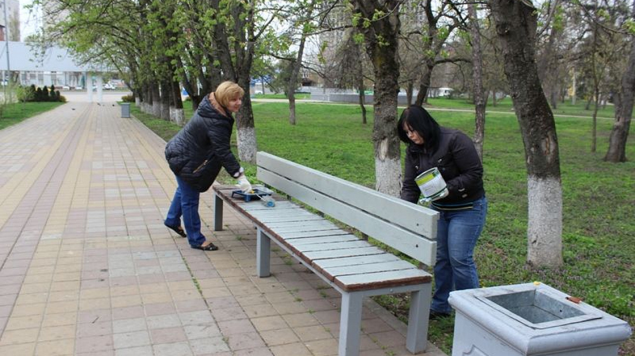 Жители и сотрудники администрации Центрального округа приняли участие во Всекубанском субботнике