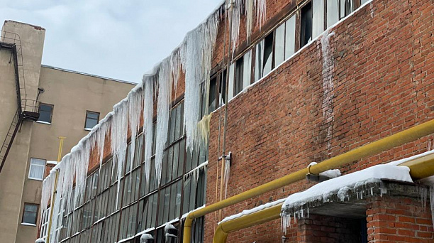 Администрация Западного округа предупреждает об опасности скопления снежных масс, наледи и сосулек на крышах