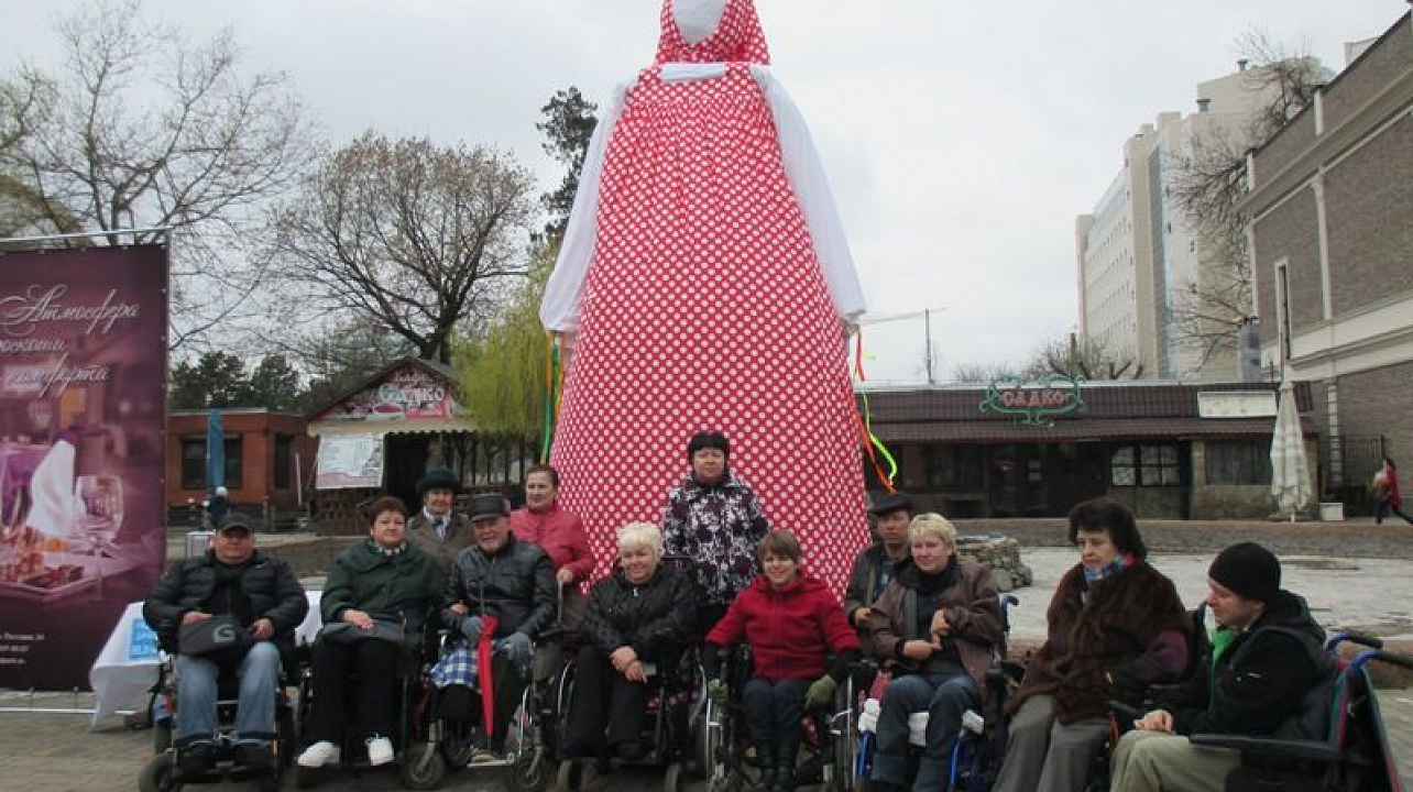 Инвалиды-колясочники Центрального округа приняли участие в праздновании Масленицы