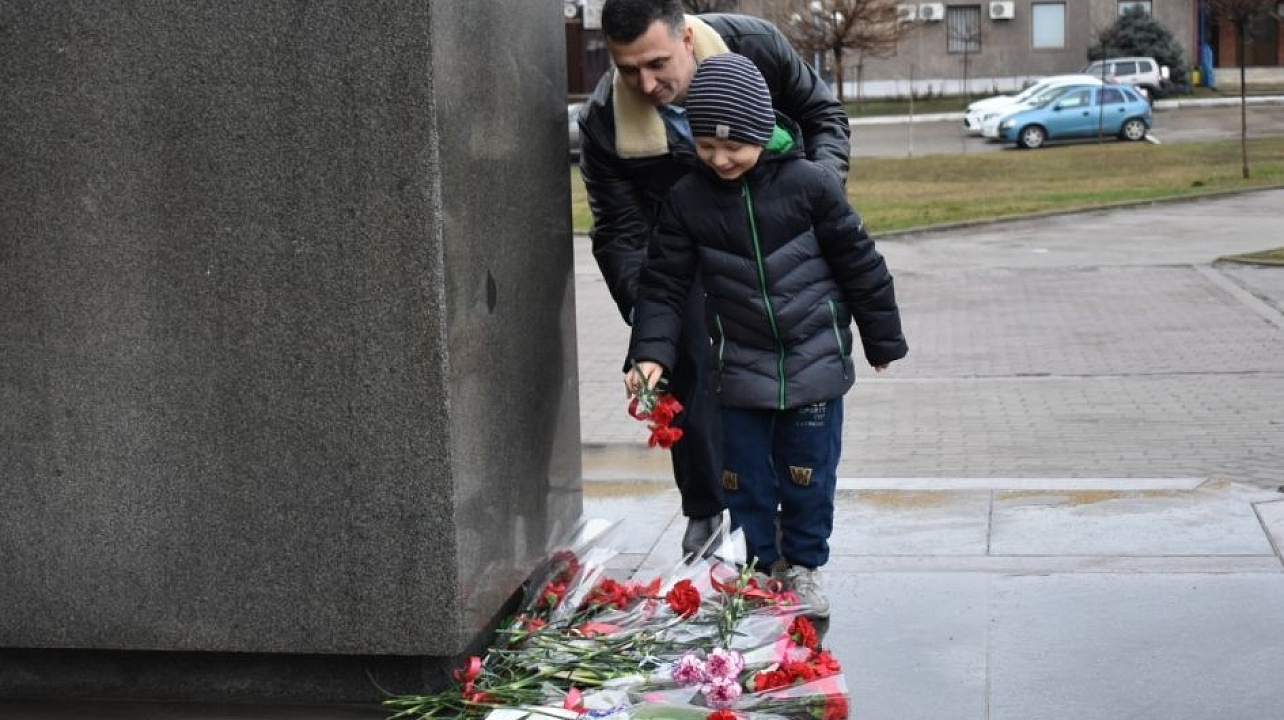 Возложение цветов к памятнику Александра Покрышкина