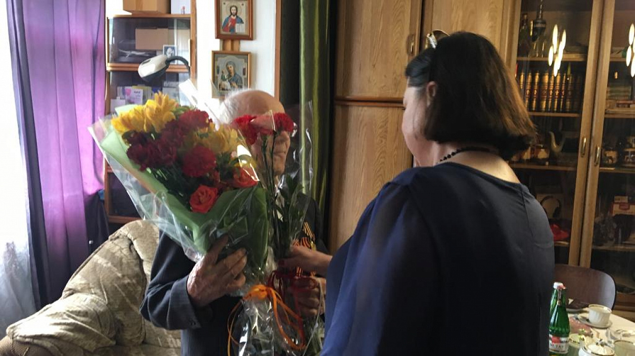 Ветерана Великой Отечественной войны поздравили с наступающим праздником - Днем Победы