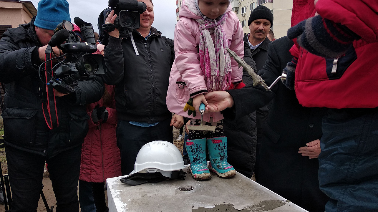 Глава города Евгений Первышов и глава Прикубанского округа Александр Журавлев заложили капсулу в знак старта строительства школы в Молодежном