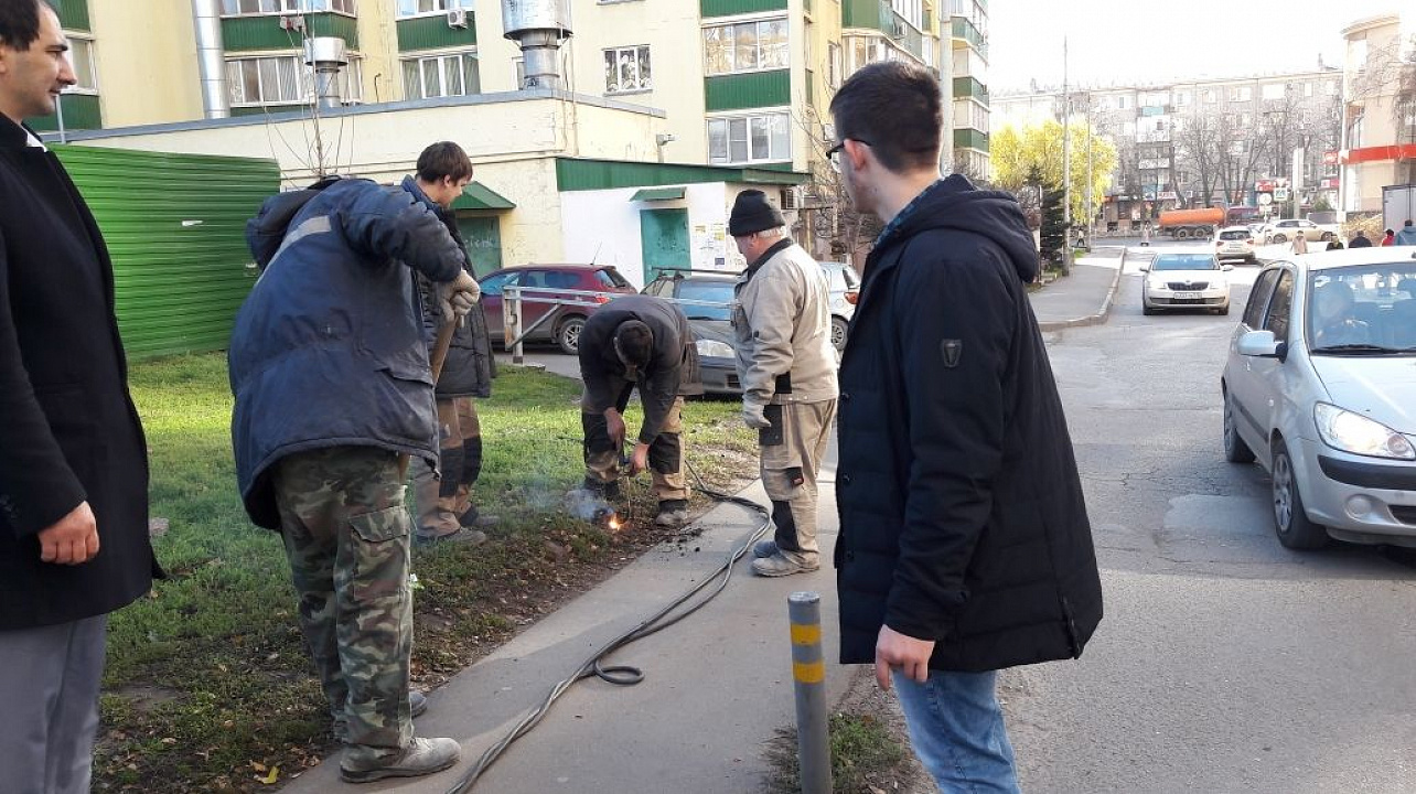 На ул. Совхозной отремонтировали ограждение, установленное вдоль пешеходного тротуара