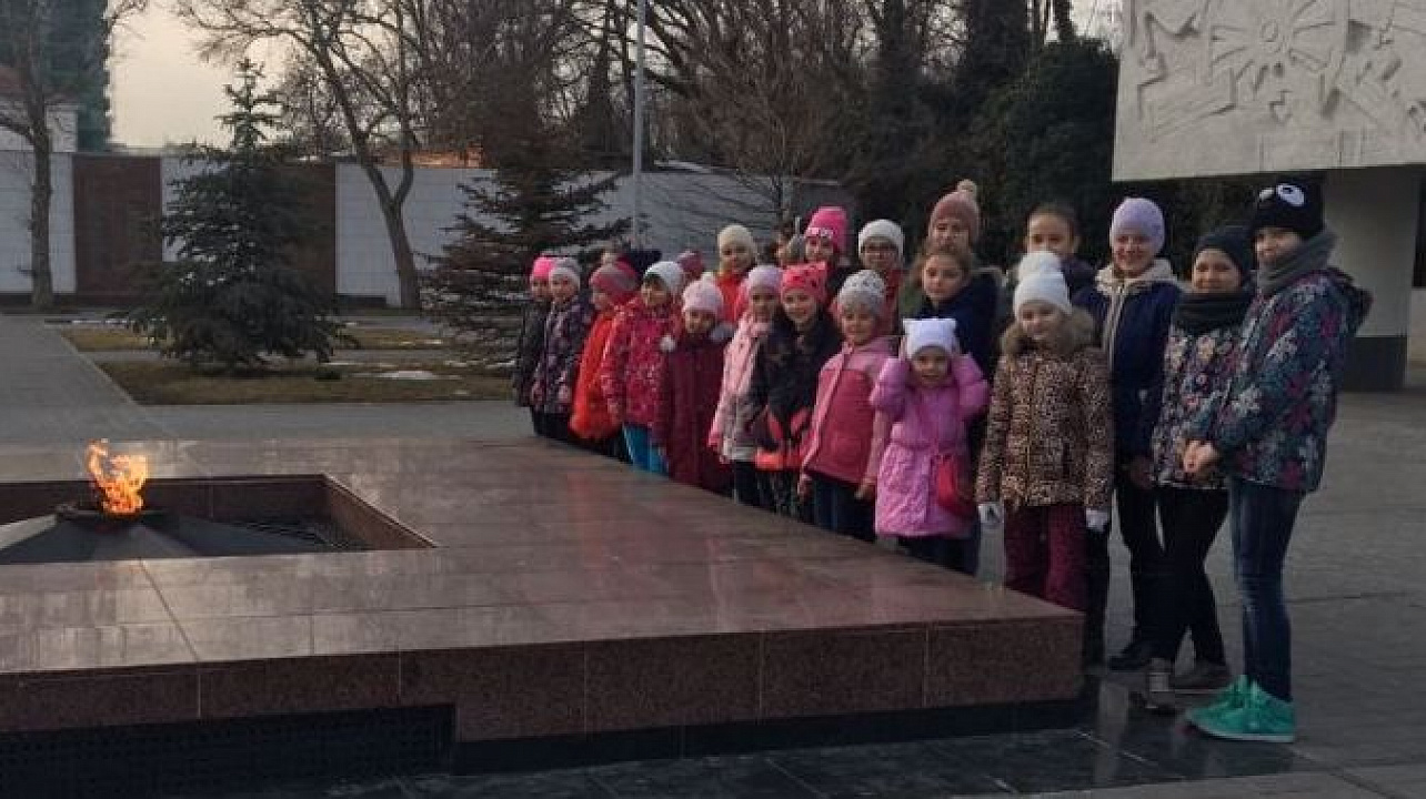 Юные спортсмены Западного округа посетили Площадь Памяти Героев