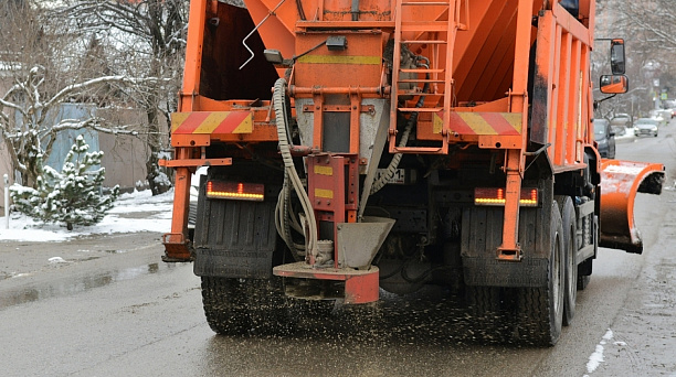 57 единиц техники расчищают и обрабатывают дороги Краснодара
