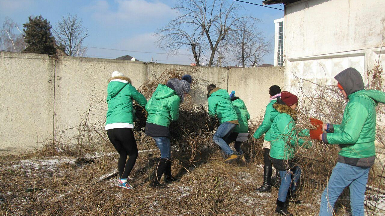 Молодёжь Западного округа совместно с Хуторским казачьим обществом организовали субботник на Всесвятском кладбище
