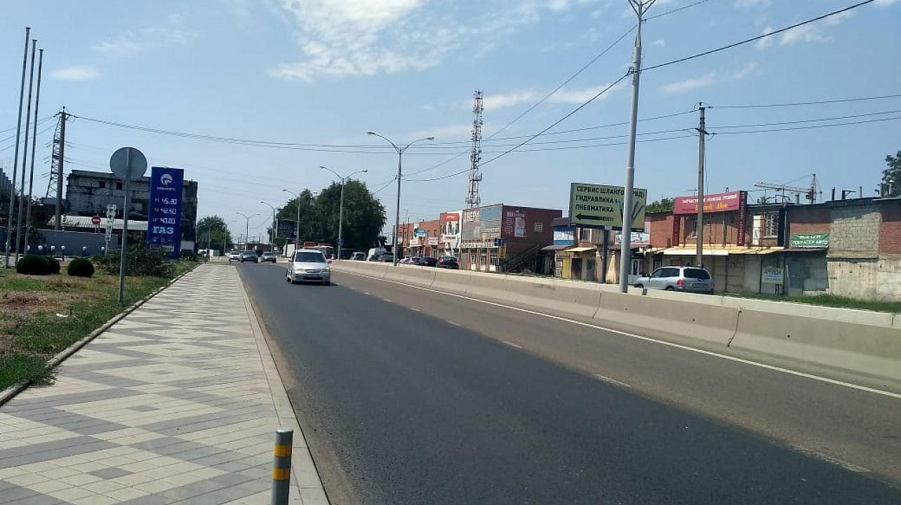 Подрядчик заменил часть верхнего слоя асфальтобетонного покрытия ул. Уральской в Краснодаре